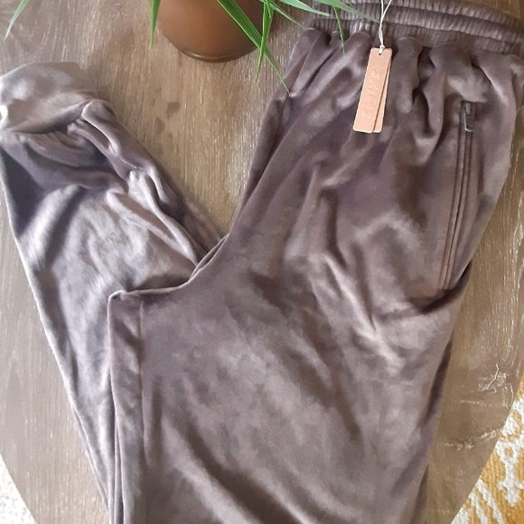 SKIMS Pants - NWT Skims Velour Joggers in Amethyst